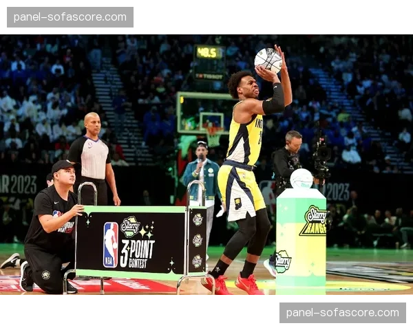 “季前赛家庭时刻：狂热队球员孩子赛后在场地中央练习投篮”