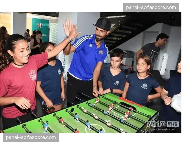 特写：马赛俱乐部基金会组织的社区足球日活动，数百名儿童参与。