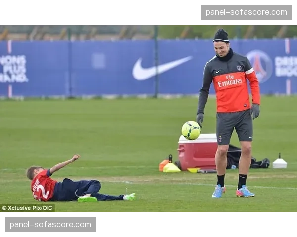 “战术板：解析巴黎圣日耳曼三中卫体系下，边翼卫的拦截职责与数据变化”