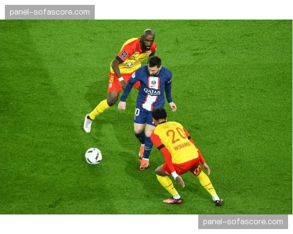 复盘朗斯0-0闷平里昂，两队射门合计高达30脚却颗粒无收