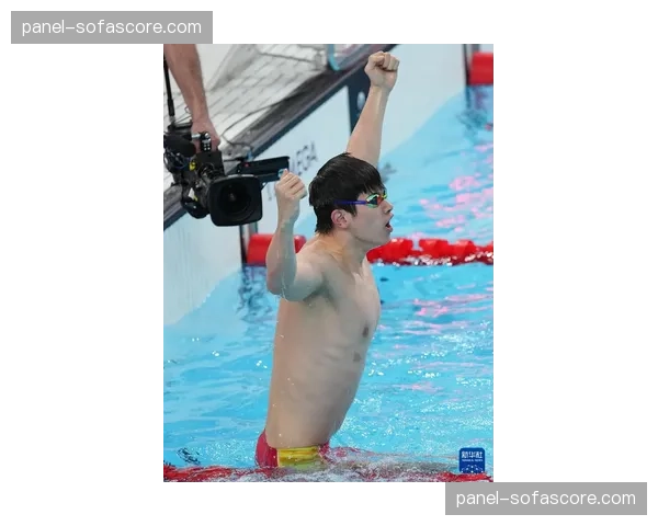 “世界游泳锦标赛：潘展乐打破男子100米自由泳世界纪录夺冠”
