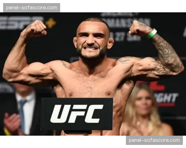 UFC选手赛前热身时意外扭伤脚踝，比赛临时取消